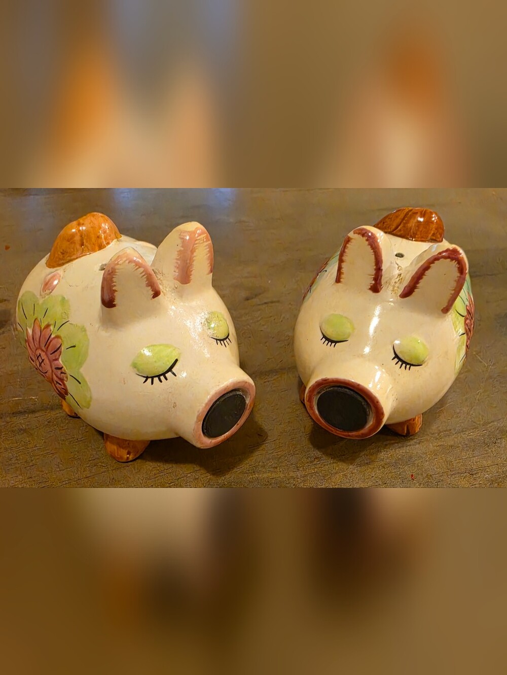 Vintage Japan Hand-Painted Kissing Pig Salt & Pepper Shakers - Picture 3 of 9